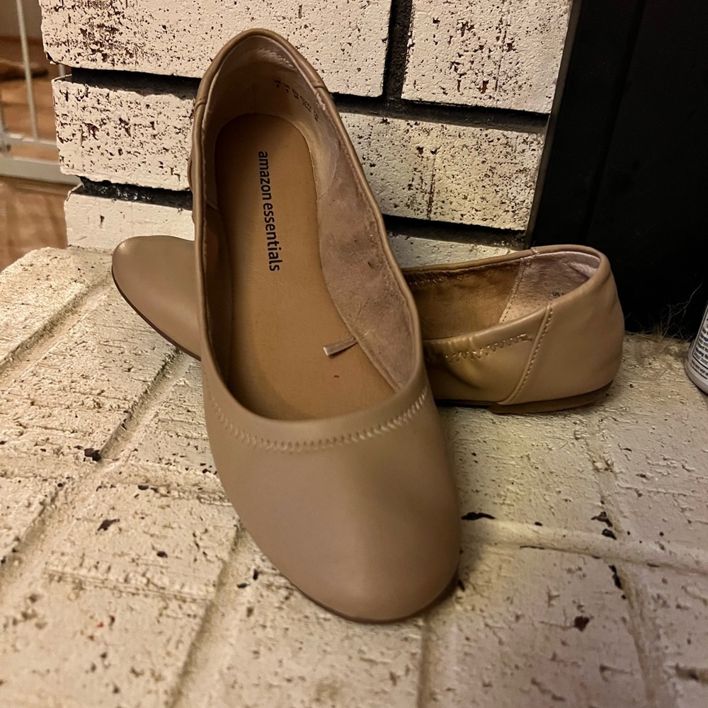 Amazon Essentials Women's Tan Ballet Flats